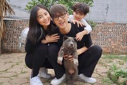 Gia đình Ba Duy chụp ảnh cùng chú chó tên Dúi nổi tiếng mạng xã hội