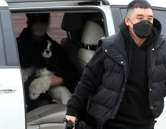 Bạn gái tiễn Seungri nhập ngũ-1