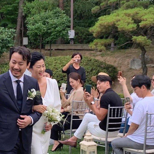 Đi đám cưới bạn thân, Hyun Bin đánh cắp sự chú ý vì nổi hơn cả cô dâu chú rể-5