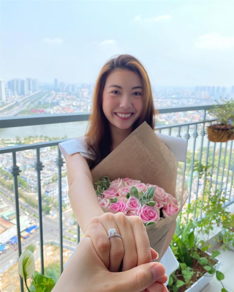 Không còn che mặt Á hậu Thúy Vân, chồng sắp cưới công khai hình ảnh hôn thê cực rõ nét!-1
