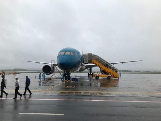 Thêm 2 chuyến bay đưa người Việt trở về hạ cánh xuống sân bay Vân Đồn-1