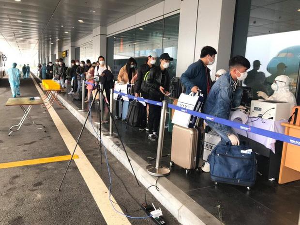 Thêm 2 chuyến bay đưa người Việt trở về hạ cánh xuống sân bay Vân Đồn-2