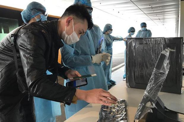 Thêm 2 chuyến bay đưa người Việt trở về hạ cánh xuống sân bay Vân Đồn-4