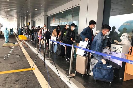 Thêm 2 chuyến bay đưa người Việt trở về hạ cánh xuống sân bay Vân Đồn