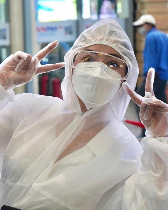 Mặc đồ bảo hộ kín mít phòng dịch COVID-19, Chi Pu thành tâm điểm tại sân bay-1