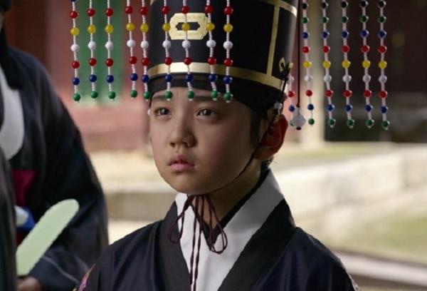 Trong loạt phim đang gây chú ý Kingdom (Vương triều xác sống), Kim Kang Hoon hóa thân thành vương tử nhí - người nắm giữa ngai vàng sau khi thái tử Lee Chang (Joo Ji Hoon) tiêu diệt gia tộc Haewon Cho.