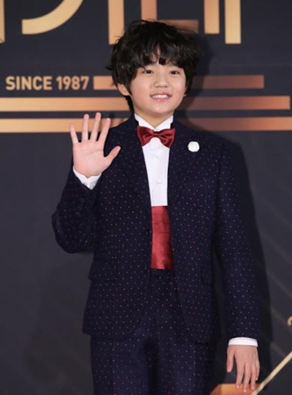 Kim Kang Hoon là một trong những diễn viên nhí được săn đón nhất hiện tại. Với ngoại hình sáng, đôi mắt có hồn và khả năng bộc lộ cảm xúc tự nhiên, ngôi sao sinh năm 2009 có tiềm năng tiến xa hơn trên con đường diễn xuất trong tương lai.