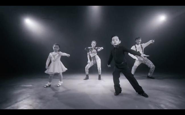 Chỉ đứng nhìn trong hậu trường, con trai Khánh Thi vẫn thuộc động tác đúng chuẩn con nhà nòi-1