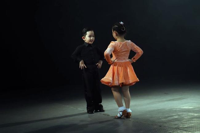 Chỉ đứng nhìn trong hậu trường, con trai Khánh Thi vẫn thuộc động tác đúng chuẩn con nhà nòi-2