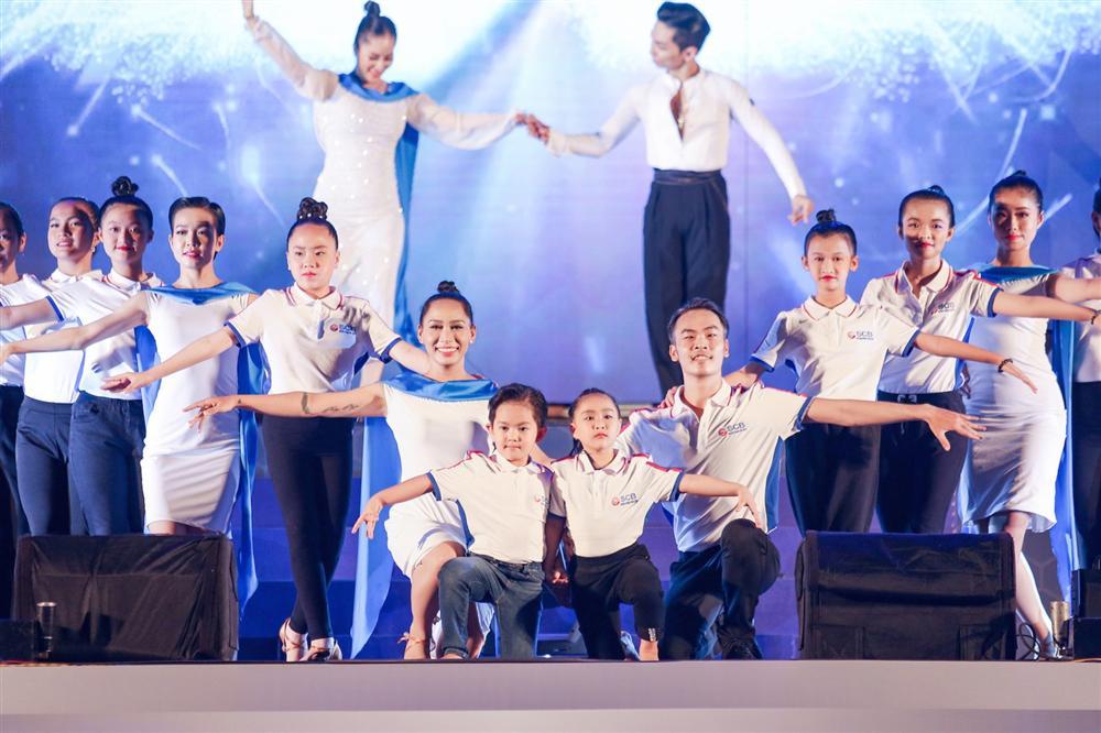 Chỉ đứng nhìn trong hậu trường, con trai Khánh Thi vẫn thuộc động tác đúng chuẩn con nhà nòi-5