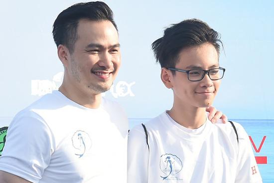 Con diễn viên Chi Bảo ở lại Anh, được bố dặn 'lo nhưng đừng sợ sệt'