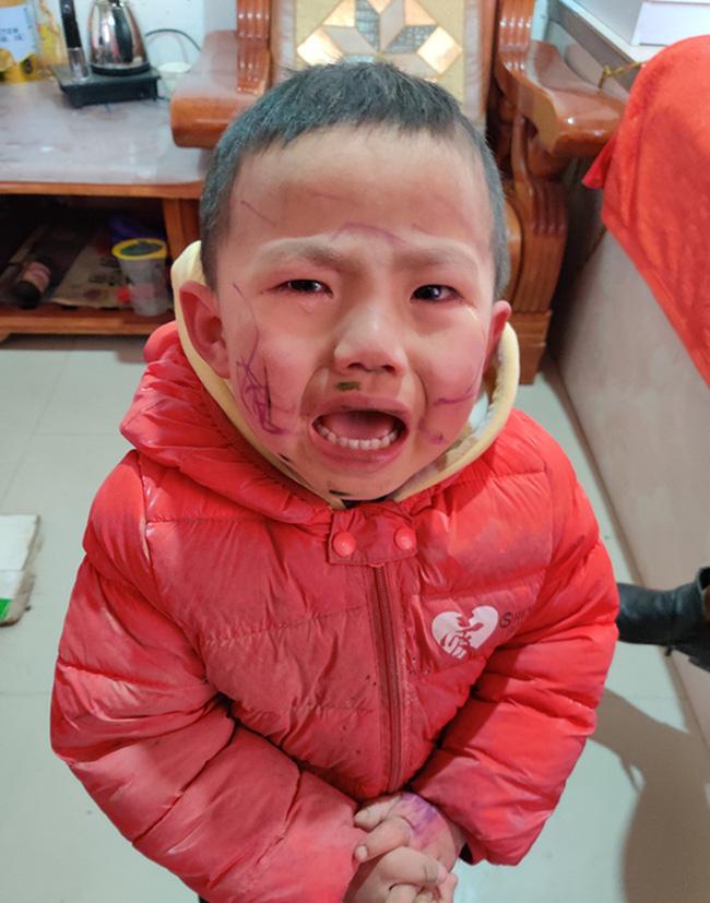 Nghịch ngợm dùng bút vẽ lên mặt, cậu bé khóc thét khi soi gương nhìn thành quả-1