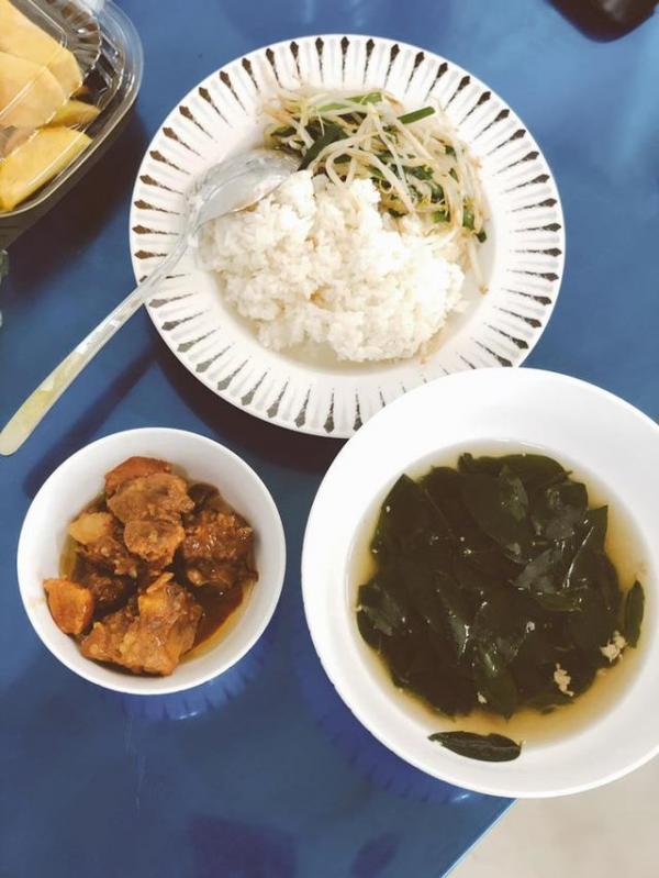 Sao Việt đánh giá thế nào về khẩu phần ăn được cấp trong khu cách ly tập trung?-11