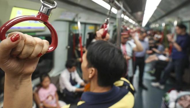 Người đàn ông liếm ngón tay rồi bôi lên tàu điện khiến MXH bức xúc-2