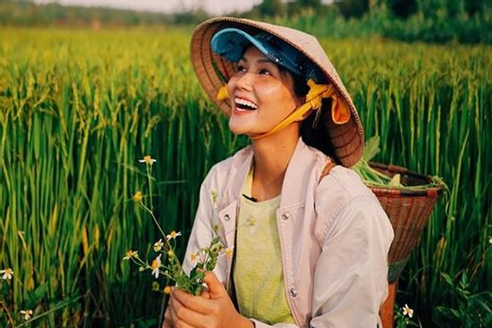 Về quê 'trốn' Covid, H'hen Niê hóa thành thôn nữ vừa hái rau vừa hát hit của Thu Minh, Chi Pu