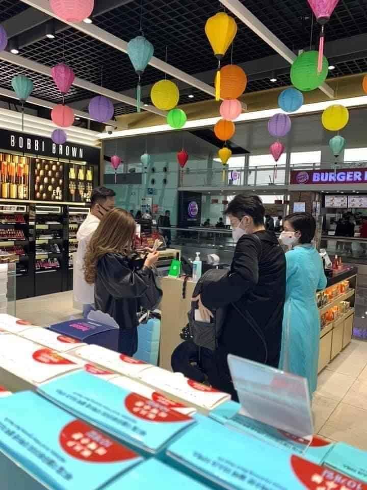 Hoàng Thùy Linh - Gil Lê mặc áo đôi cùng đi ăn hàng bất chấp dịch Covid-19-1