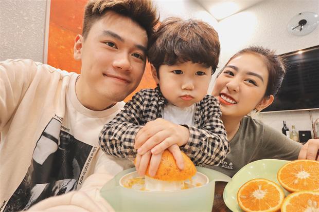 Chưa đầy 4 tuổi mà Xoài nhà Trang Lou - Tùng Sơn đã biết tuốt về cách bảo vệ mình mùa dịch: Là fan của anh đấy!-1