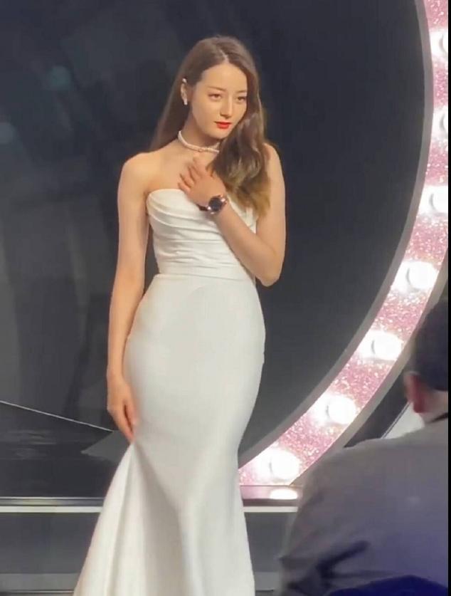 Ảnh chưa chỉnh sửa chứng minh Địch Lệ Nhiệt Ba sở hữu body đẹp miễn chê-8