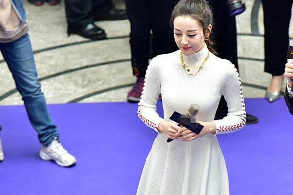 Mặt mộc của sao Hoa ngữ khi mới ngủ dậy: Địch Lệ Nhiệt Ba đẹp miễn chê, Dương Mịch lộ bóng dầu-12