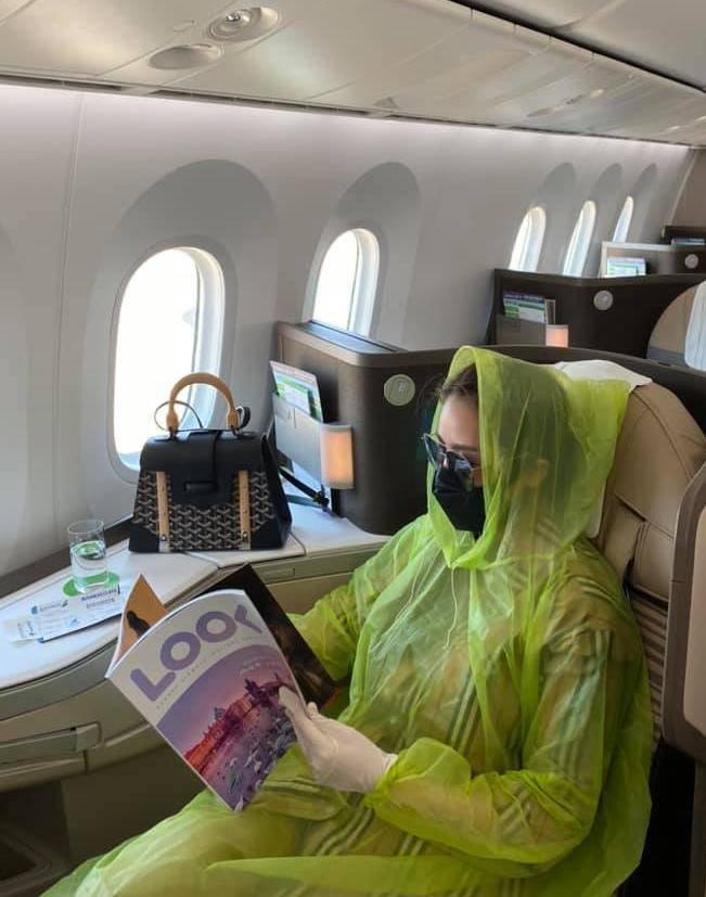 Sao mặc áo bảo hộ kín mít mùa dịch Covid-19: Võ Hoàng Yến quẩy cực sung, Chi Pu và Hari Won mix cùng hàng hiệu-7