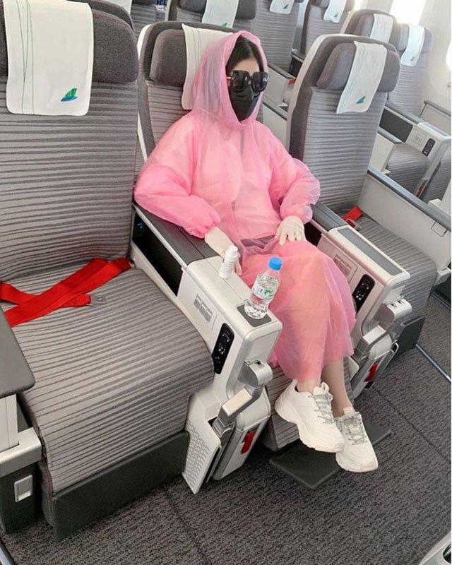 Sao mặc áo bảo hộ kín mít mùa dịch Covid-19: Võ Hoàng Yến quẩy cực sung, Chi Pu và Hari Won mix cùng hàng hiệu-8