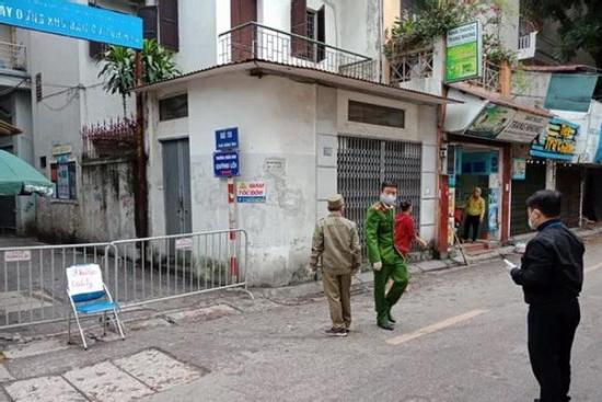 Cận cảnh phong tỏa ngõ nơi nhân viên y tế mắc Covid-19 cư trú