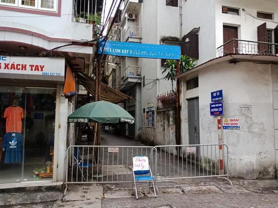Cận cảnh phong tỏa ngõ nơi nhân viên y tế mắc Covid-19 cư trú-1