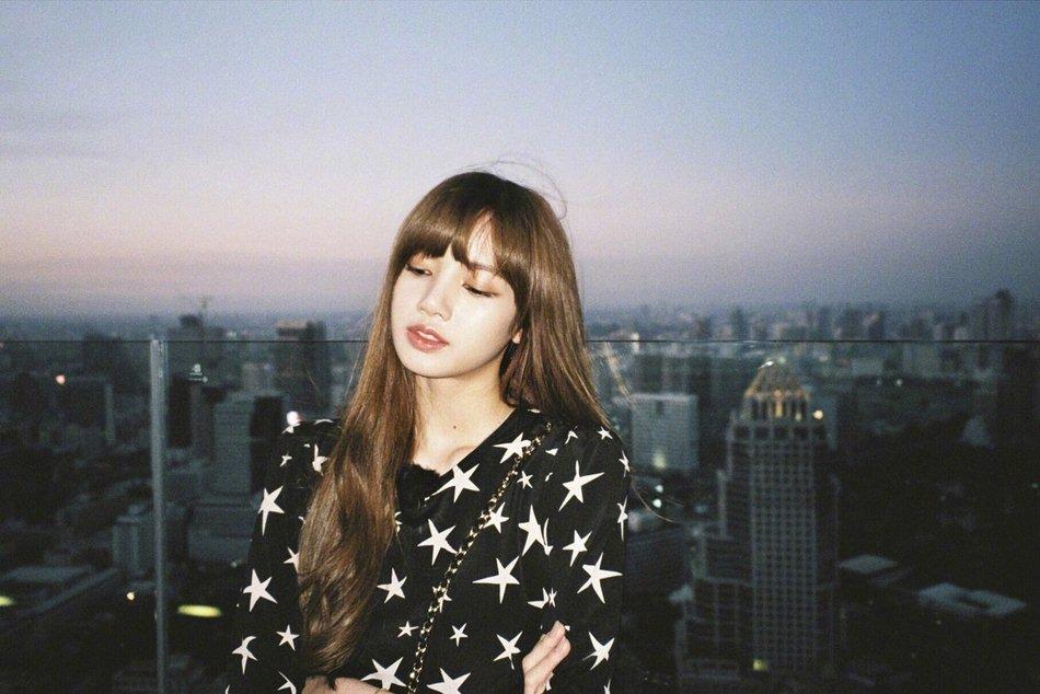 Đều là đại mỹ nhân thế hệ mới, Cổ Lực Na Trát hay BLACKPINK Lisa ấn tượng hơn khi mặc đụng hàng?-5