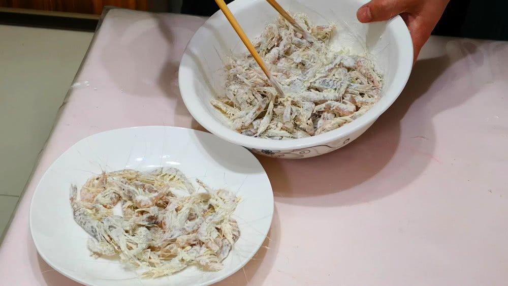 Khi chiên tôm, đừng cho vào chảo trực tiếp, thêm 2 bước nữa tôm ngon lại không tanh-3