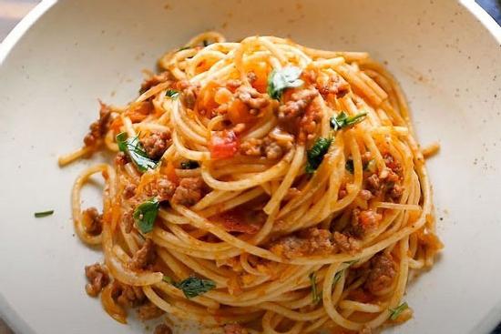 Làm mì spaghetti với nước sốt thịt bò mềm, tan trong miệng