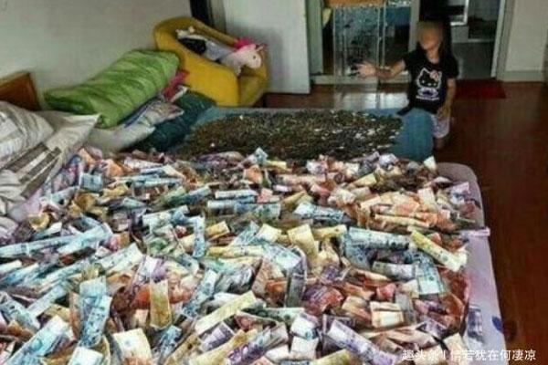 Nằm trên giường thấy lạ, vợ kiểm tra phát hiện quỹ đen khổng lồ của chồng-1