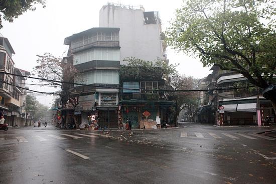 Phố phường Hà Nội như 'mùng 1 Tết' sau khuyến cáo 'hạn chế ra đường'