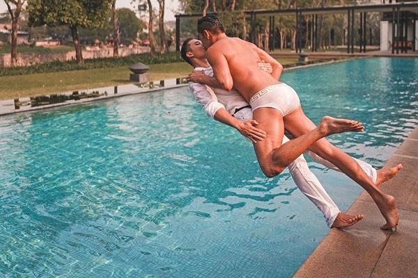 Hồ Vĩnh Khoa không mặc quần áo, hôn bạn đời đồng tính dưới đáy đại dương-14