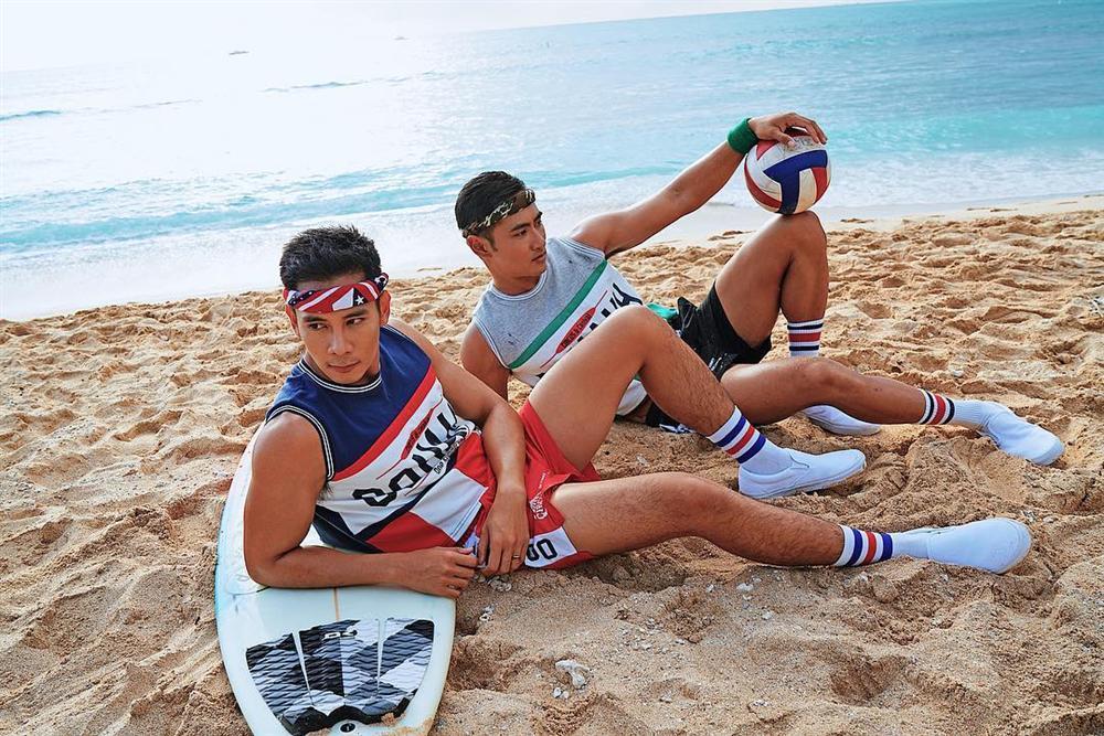 Hồ Vĩnh Khoa và bạn đời đồng tính khiến dân mạng tròn mắt với nụ hôn thách thức sự sáng tạo-4