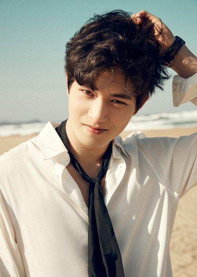 Cựu thành viên CNBLUE Lee Jong Hyun được xuất ngũ sớm do ảnh hưởng của dich bệnh Covid-19.