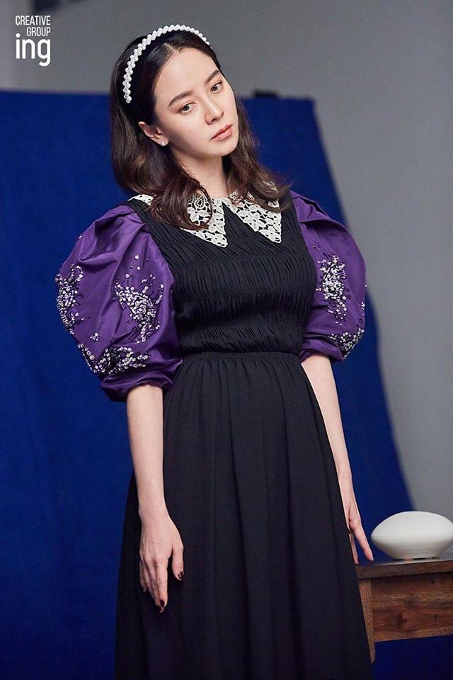 Bên cạnh việc tham gia show thực tế, Song Ji Hyo vẫn tích cực trong việc tham gia diễn xuất. Bộ phim điện ảnh kinh dị của cô mang tên "Intruder" tạm hoãn ra rạp vì dịch Covid-19. Mặc dù được fan nhiệt liệt ghép đôi với Kim Jong Kook, thế nhưng Song Ji Hyo vẫn khẳng định còn độc thân và chưa tính tới chuyện kết hôn.