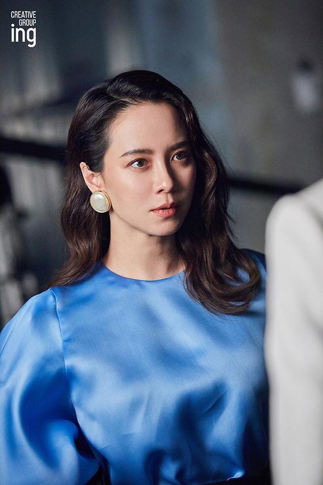Mới đây, công ty quản lý của Song Ji Hyo đã chia sẻ loạt ảnh nữ diễn viên trên hậu trường chụp tạp chí Vogue. Mái tóc gợn sóng bồng bềnh cùng phong cách trang điểm sắc sảo giúp người đẹp quyến rũ hơn bao giờ hết.