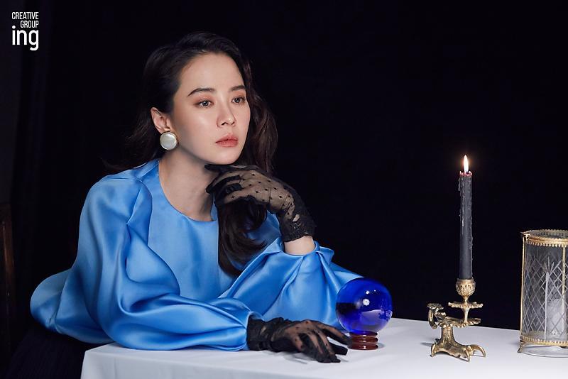 Ở tuổi 39, Song Ji Hyo vẫn giữ gìn được vẻ ngoài trẻ trung hơn so với tuổi thật. Cô thường xuyên để mặt mộc hoặc trang điểm nhẹ nhàng khi tham gia các chương trình truyền hình.