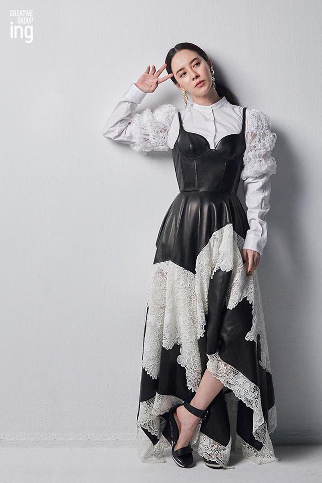 Song Ji Hyo sinh năm 1981, tên khai sinh là  Cheon Soo Yeon. Cô bắt đầu sự nghiệp vào năm 2001 khi tham gia diễn xuất trong MV ca nhạc "And I Love You" của Lee Soo Young. Đến năm 2006, vai diễn nữ phụ Min Hyo Rin trong phim "Hoàng Cung" đã giúp tên tuổi người đẹp phổ biến hơn tại Hàn Quốc và Châu Á.