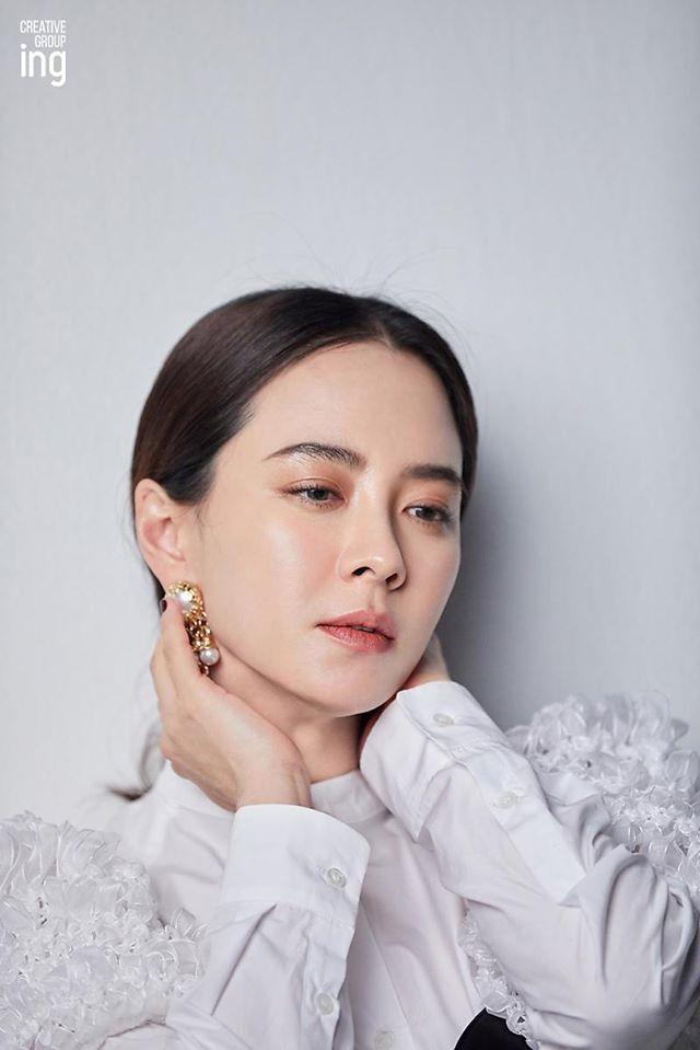 Nhan sắc tự nhiên, ít son phấn của Song ji Hyo được cư dân mạng xứ Hàn vô cùng yêu thích. Cô thường xuyên lọt vào top những ngôi sao sở hữu mặt mộc đẹp nhất.