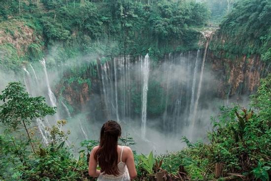 Thác nghìn dòng kỳ vĩ bên dưới núi lửa đang hoạt động