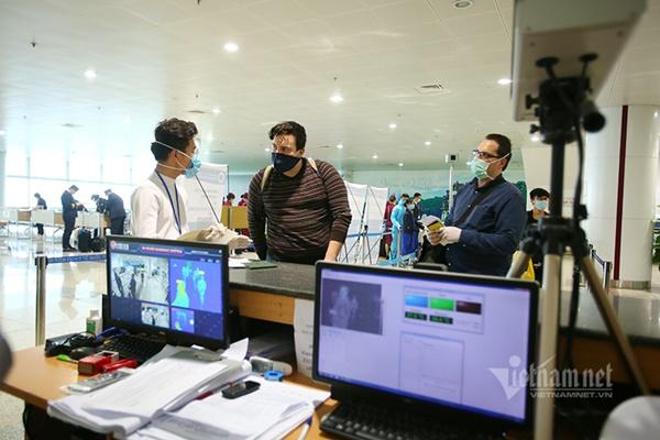 Tạm dừng nhập cảnh tất cả người nước ngoài từ 0h hôm nay-1