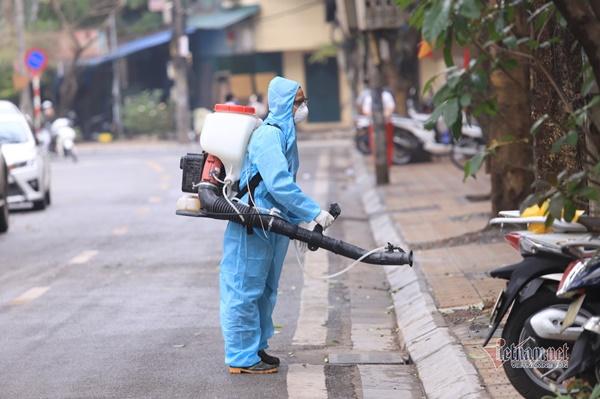 Buổi sáng lạ thường ở khu phố của bệnh nhân thứ 17 sau ngày cách ly-9