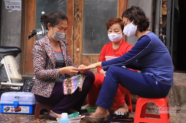 Buổi sáng lạ thường ở khu phố của bệnh nhân thứ 17 sau ngày cách ly-10