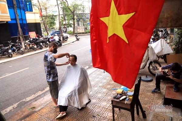 Buổi sáng lạ thường ở khu phố của bệnh nhân thứ 17 sau ngày cách ly-11