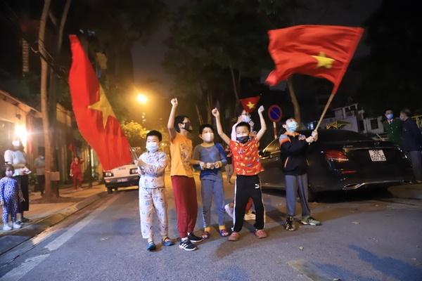 Buổi sáng lạ thường ở khu phố của bệnh nhân thứ 17 sau ngày cách ly-15