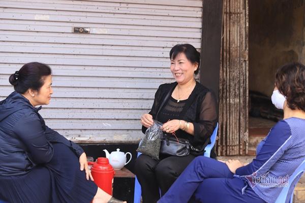 Buổi sáng lạ thường ở khu phố của bệnh nhân thứ 17 sau ngày cách ly-13