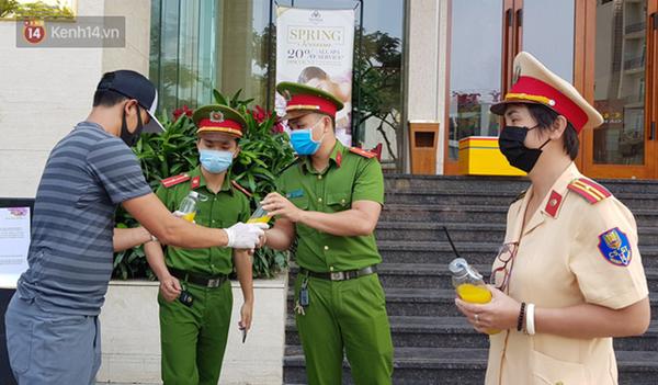 Hình ảnh đẹp: Người dân Đà Nẵng mang đồ ăn, thức uống tiếp sức cho lực lượng bảo vệ khu cách ly Covid-19-1
