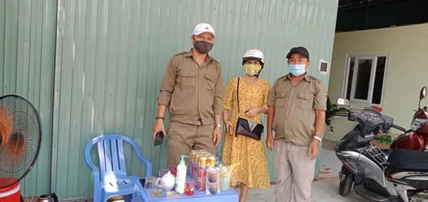 Hình ảnh đẹp: Người dân Đà Nẵng mang đồ ăn, thức uống tiếp sức cho lực lượng bảo vệ khu cách ly Covid-19-2