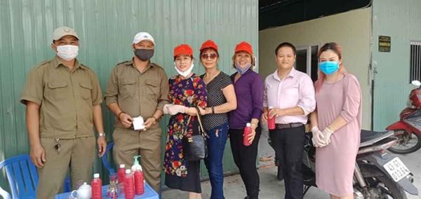 Hình ảnh đẹp: Người dân Đà Nẵng mang đồ ăn, thức uống tiếp sức cho lực lượng bảo vệ khu cách ly Covid-19-3